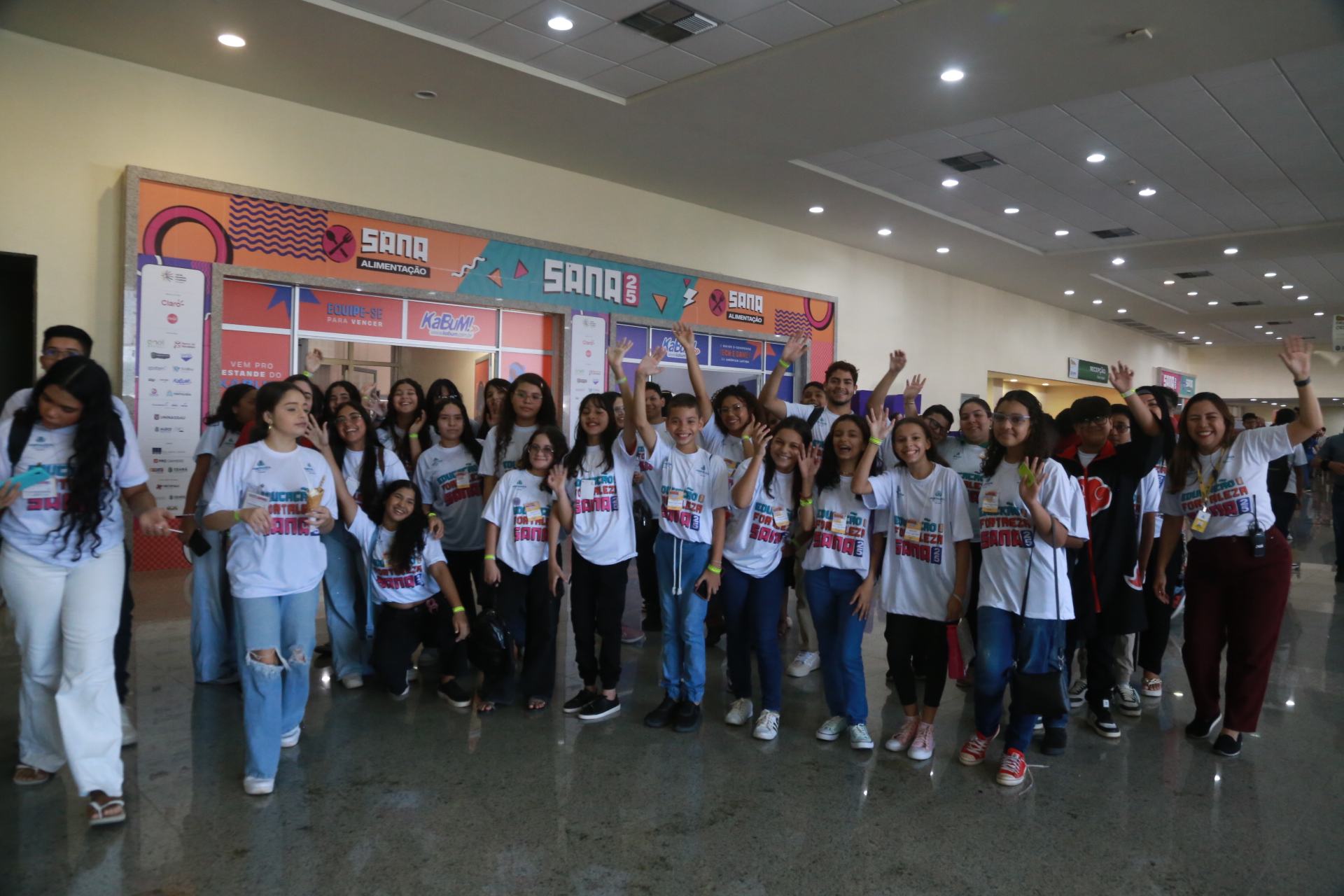 grupo de pessoas posa para a foto